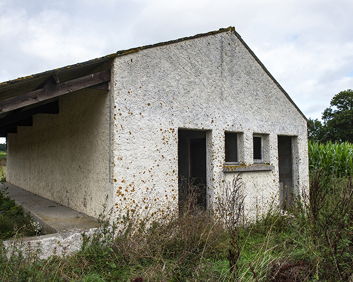 France, Bretagne, Côtes d’Armor, Landébia, Août 2023, Terrains de foot reconvertis, terrain actuellement en friche, Anciens vestiaires, Projet de lieu partagé avec jeux pour enfants, jardins potager…