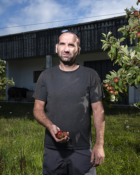 France, Bretagne, Côtes d’Armor, Plévin, Août 2023, Terrain de foot reconvertis en verger, Benjamin Bauché, exploitant