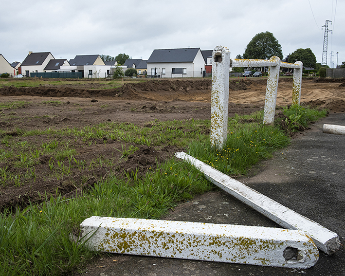 France, Bretagne, Côtes d’Armor, Vildé, Août 2023, Terrain de foot reconvertis en lotissement, travaux en cours