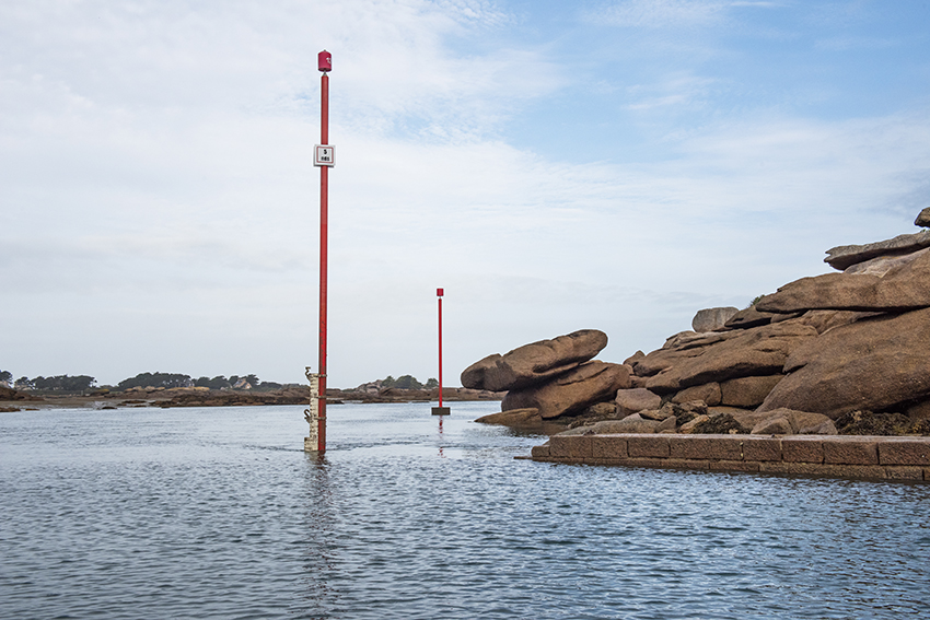 France, Bretagne, Côtes d’Armor, Ploumanach, Septembre 2023, Réserve naturelle des Sept Îles, Colonie de fous de Bassan sur l’île Rouzic, Plus de la moitié de la colonie a été décimée par la grippe aviaire, Le garde technicien de la Réserve naturelle Armel Deniau et le conservateur de la Réserve naturelle Pascal Provost s’apprêtent pour aller faire un comptage et de l’observation sur l’île Rouzic, Sortie du port naturel de Ploumanach