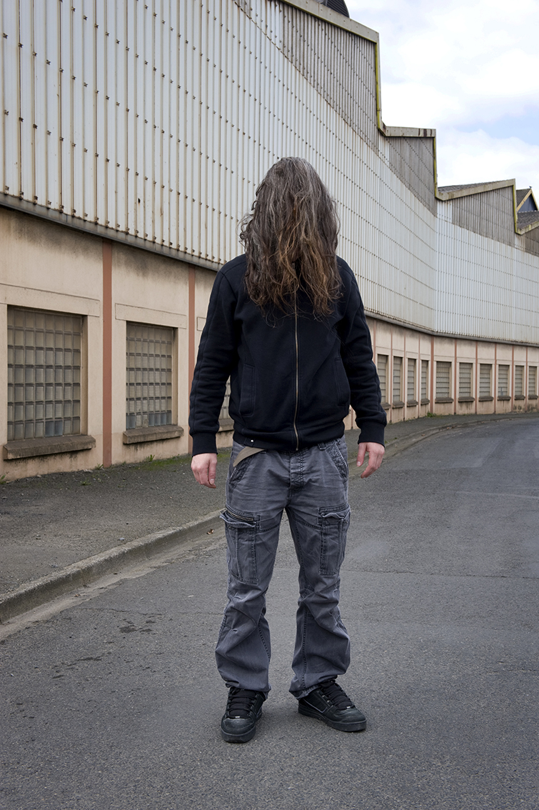France - Bretagne - Mars 2010 - Série “Faceless“ - Travail sur l'identité - Que serait un monde sans visage ? - Lien entre visage et identité - Ne pas voir - Ne pas être vu - Droit à l'image des personnes photographiées - Occultation - Cheveux